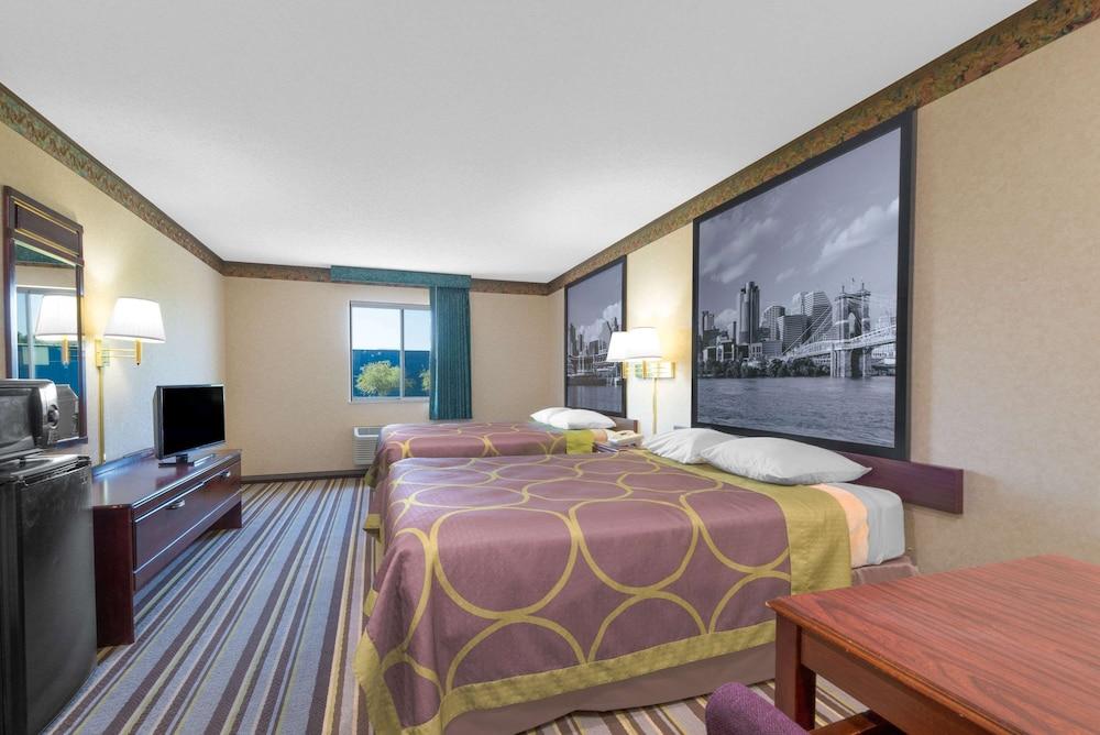 Super 8 by Wyndham Wapakoneta Room