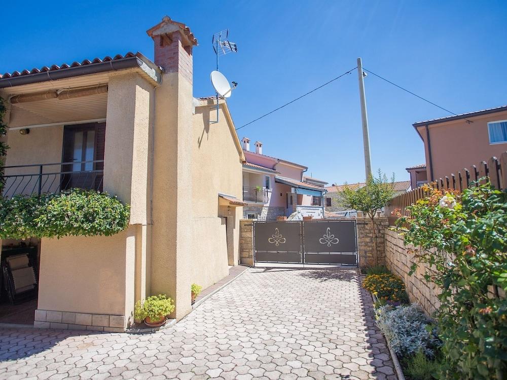 Detached House With Pool in the Center of Tar Near the Sea Exterior