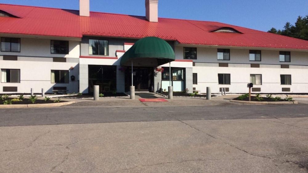 Econo Lodge Near Plymouth State University Hotel Entrance