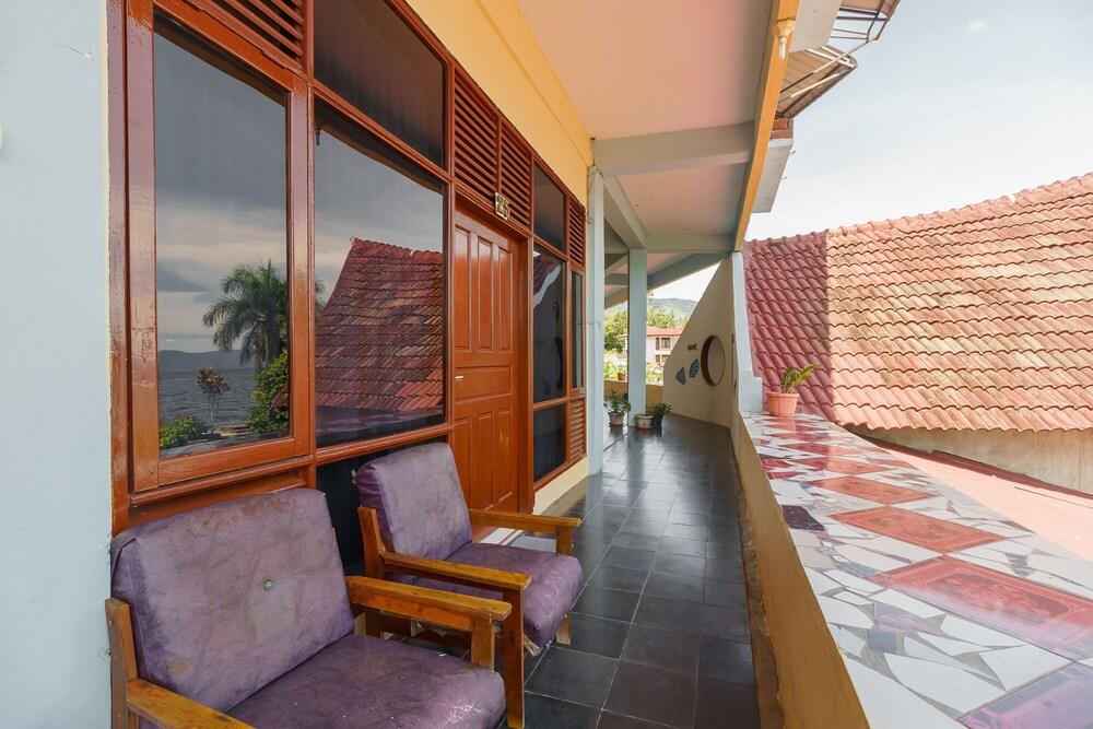 RedDoorz @ Tuktuk Danau Toba Exterior