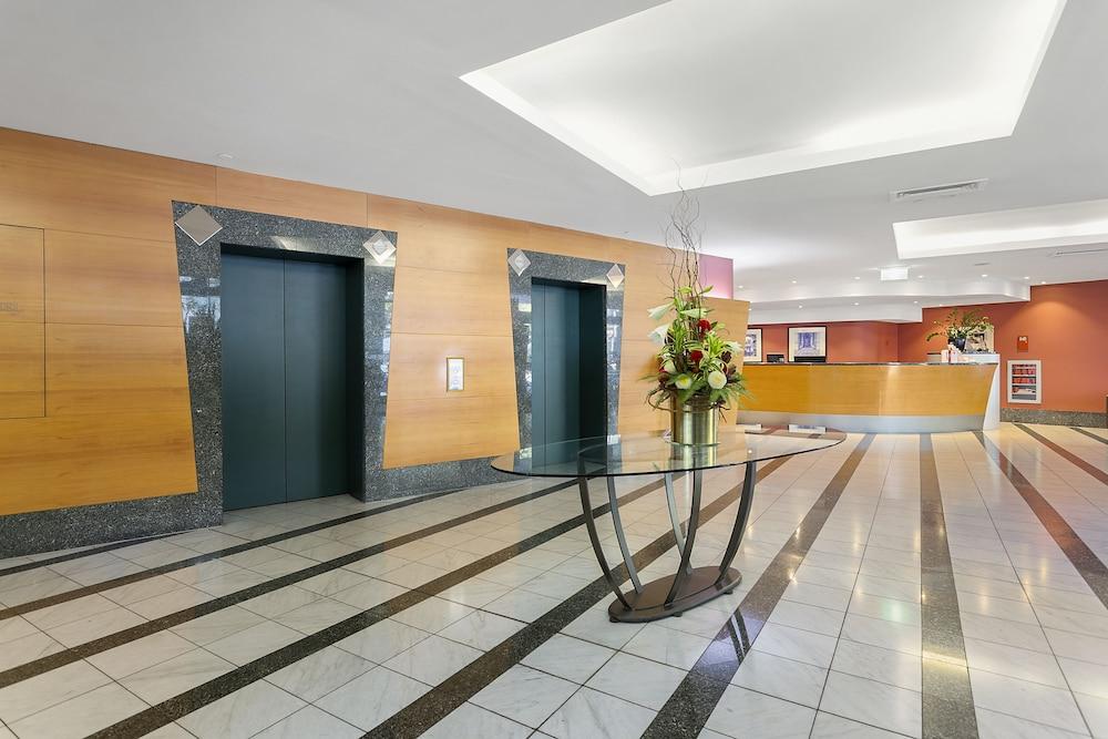 Clarion Suites Gateway Lobby