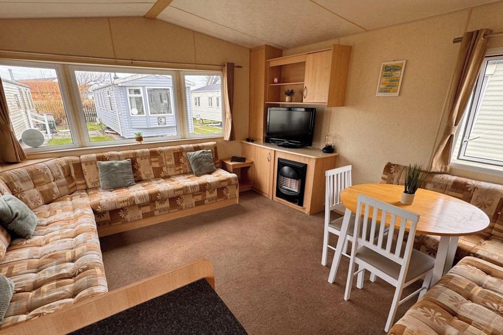 3 Bed Caravan - Sleeps 8 - Pet Friendly, Parking