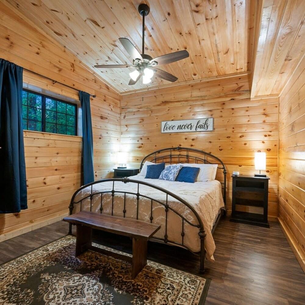 Modern Cabin in Broken Bow w Hot Tub Firepit