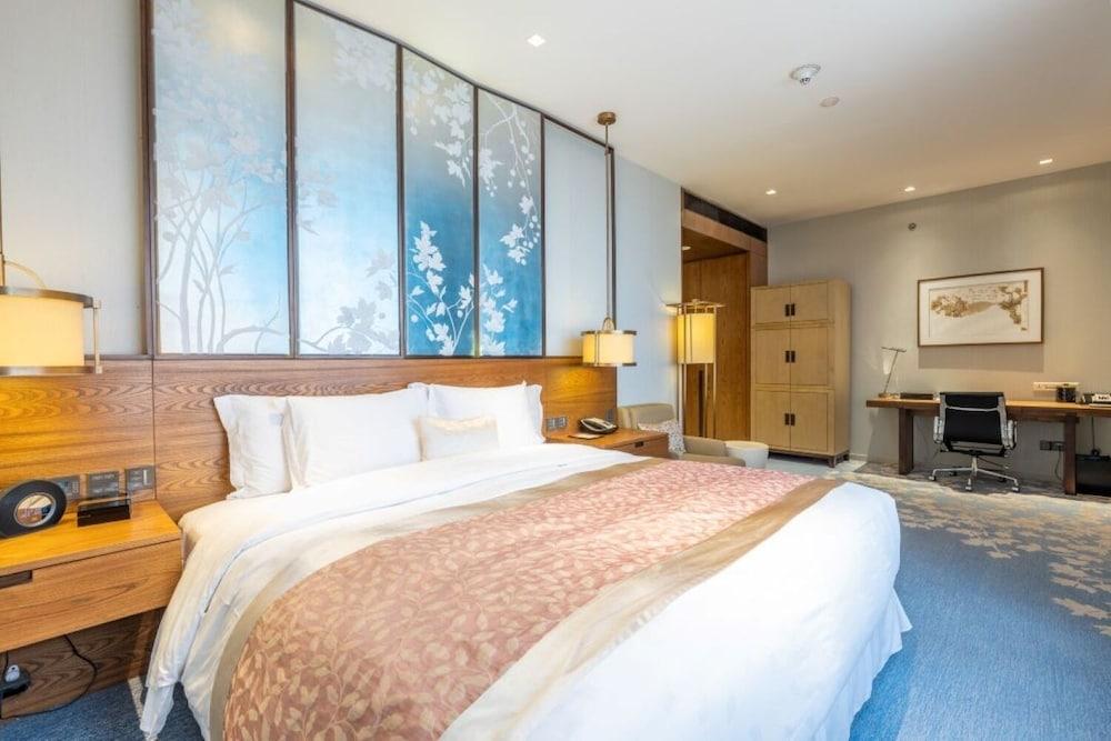 HUALUXE Shanghai Twelve at Hengshan by IHG