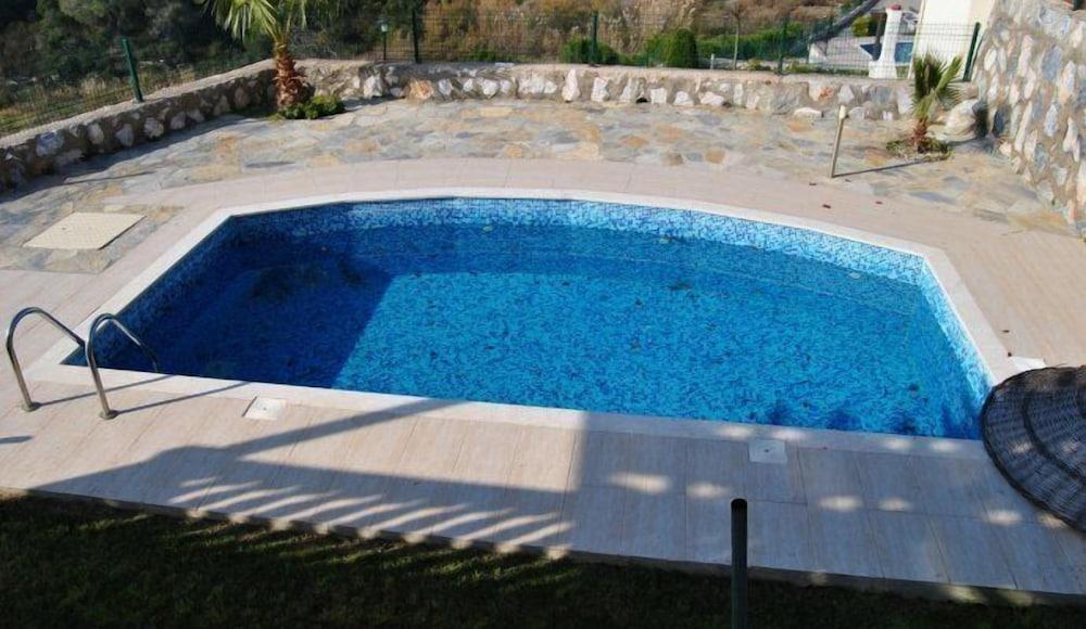 Turquoise Homes Adabuku 2 Bedrooms Pool - Outdoor Pool