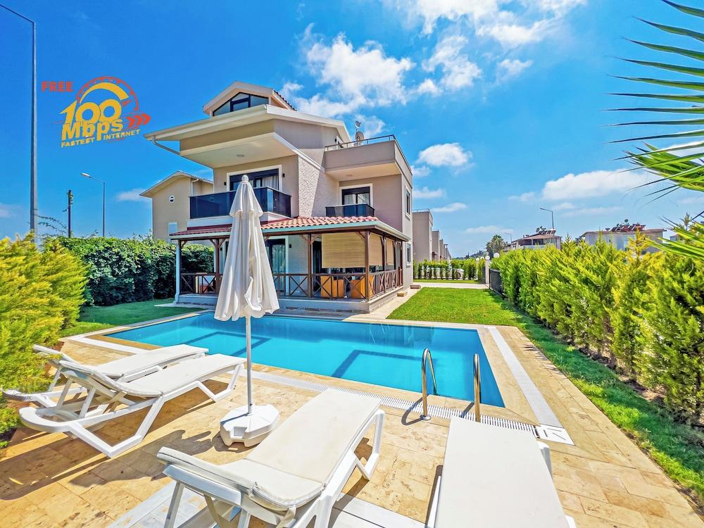 Paradise Town Villa Colm - Featured Image