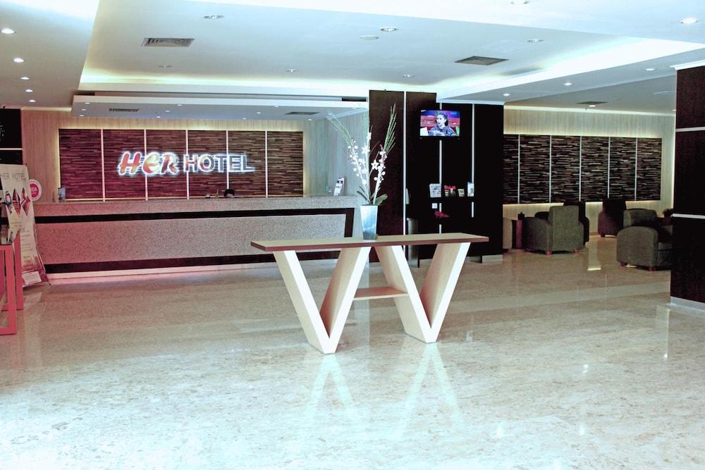 Her Hotel & Trade Centre Balikpapan - Lobby