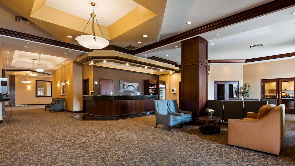 Best Western Plus Winnipeg Airport Hotel - Lobby