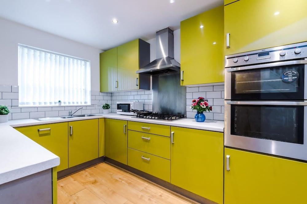 Beautiful 3-bed House in Salford, - Private kitchen