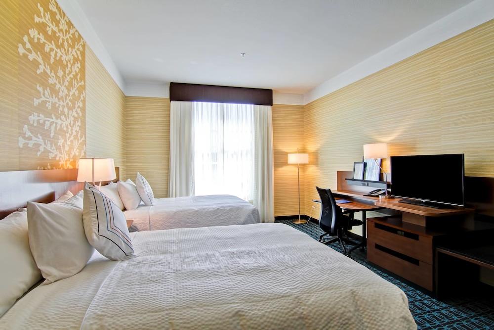Fairfield Inn and Suites by Marriott Kamloops - Room