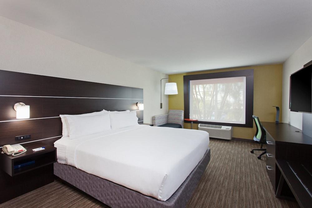 Holiday Inn Express Hotel & Suites Oakland-Airport, an IHG Hotel - Room