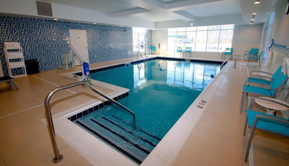 Hampton Inn Suffolk - Indoor Pool