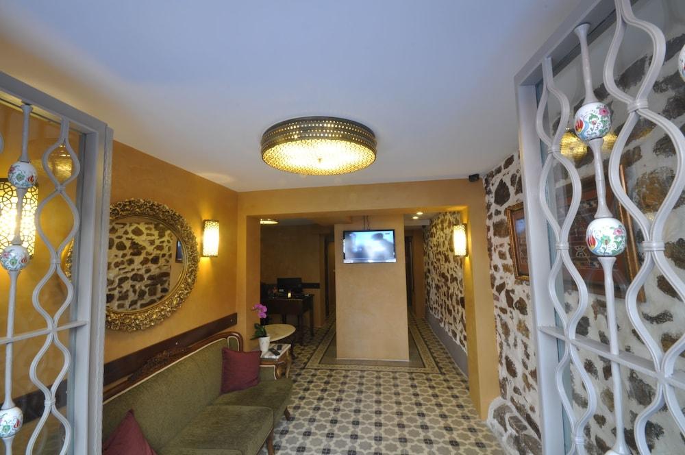 Merial Hotel - Lobby Sitting Area