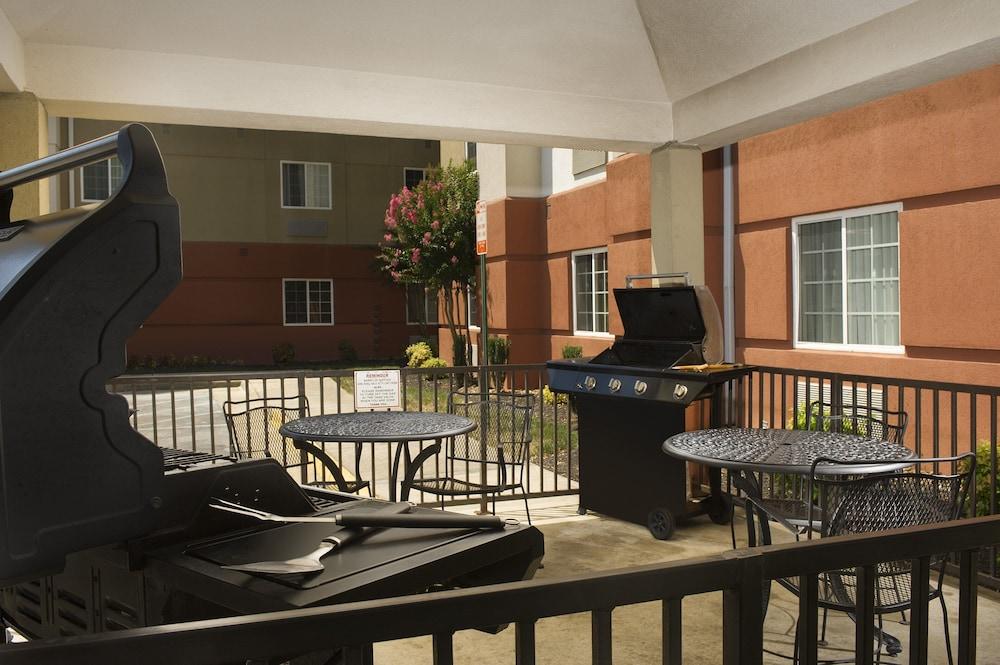 Candlewood Suites Richmond-South, an IHG Hotel - BBQ/Picnic Area