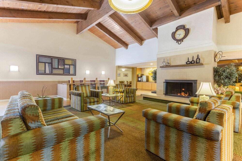La Quinta Inn & Suites by Wyndham Redding - Lobby