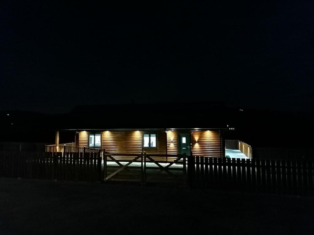 Lovely 3-bed Cabin in Meigh - Exterior