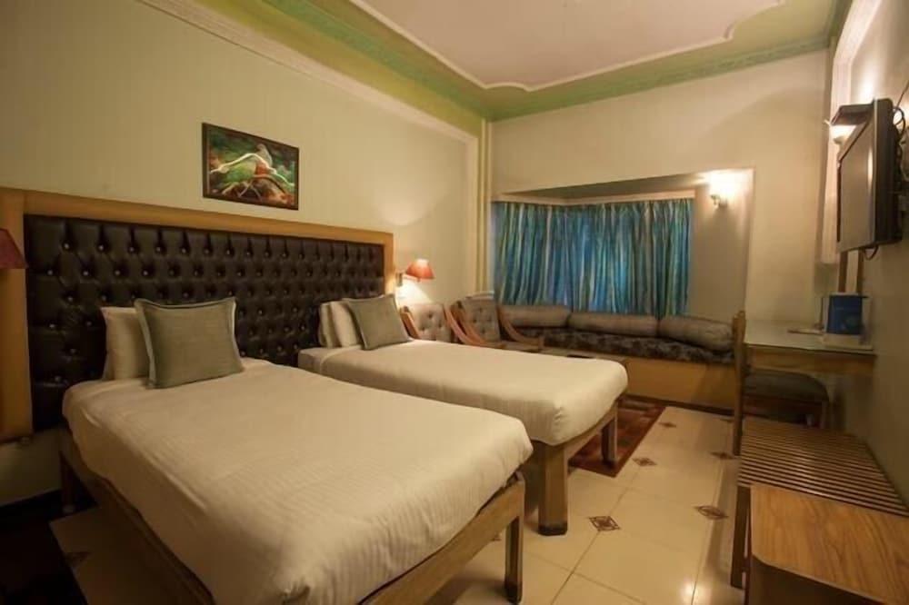 Hotel Samrat international - Room