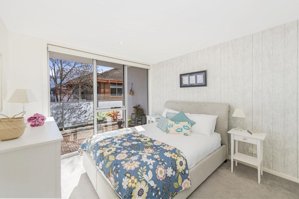Accommodate Canberra - Envy - Room