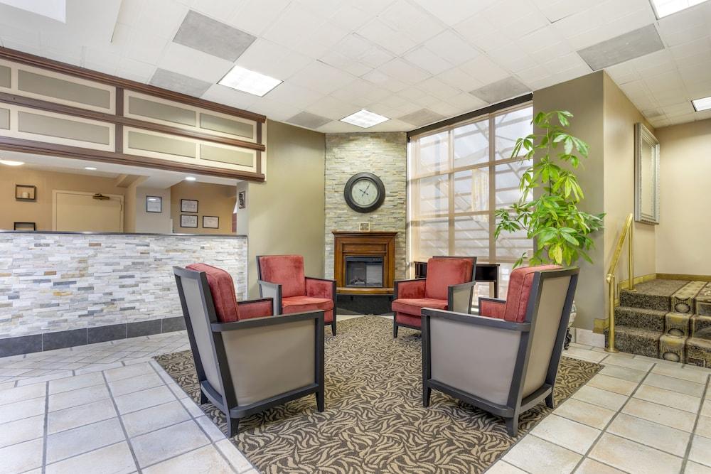 Comfort Inn University Center - Lobby Sitting Area