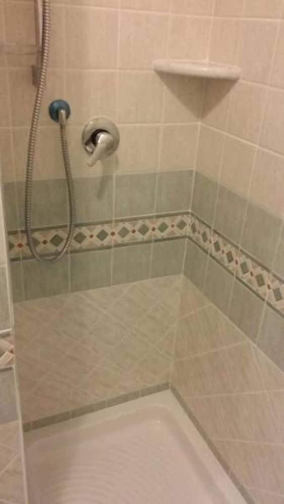 Casa Rosy - Bathroom Shower