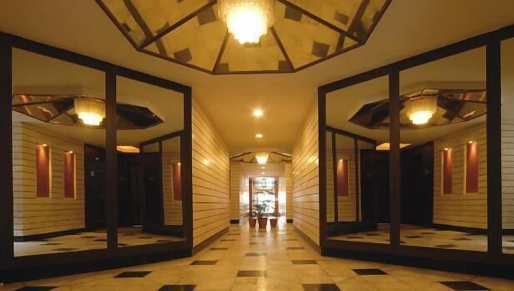 Hotel Arif Castles - Interior Entrance