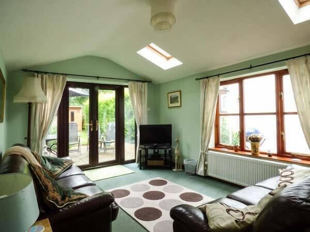 Kingsley Cottage - Living Room