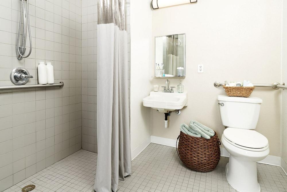InTown Suites Extended Stay Bowling Green - Bathroom
