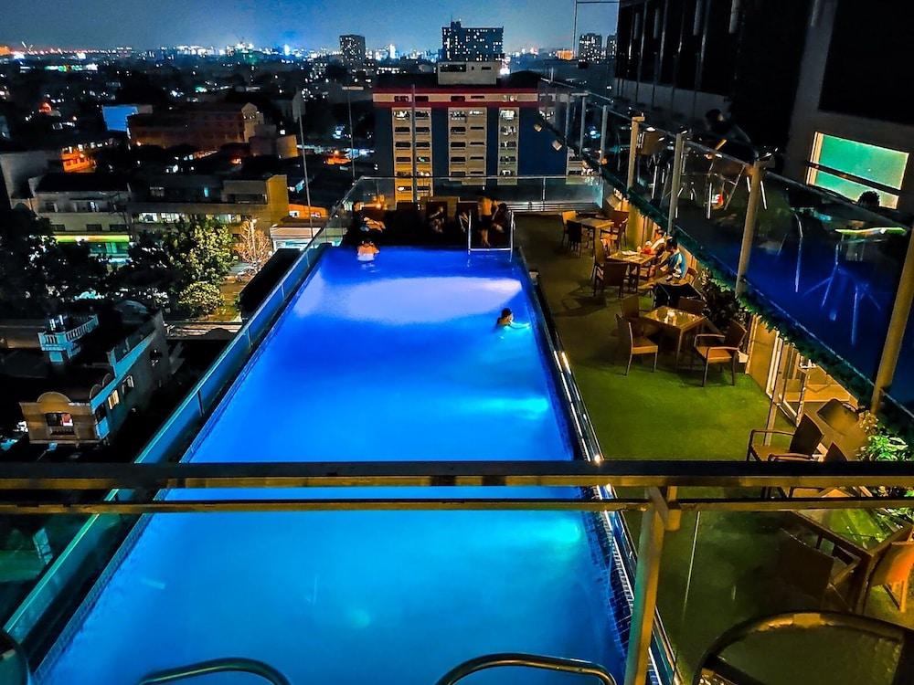 Selah Pods Hotel Manila - Infinity Pool