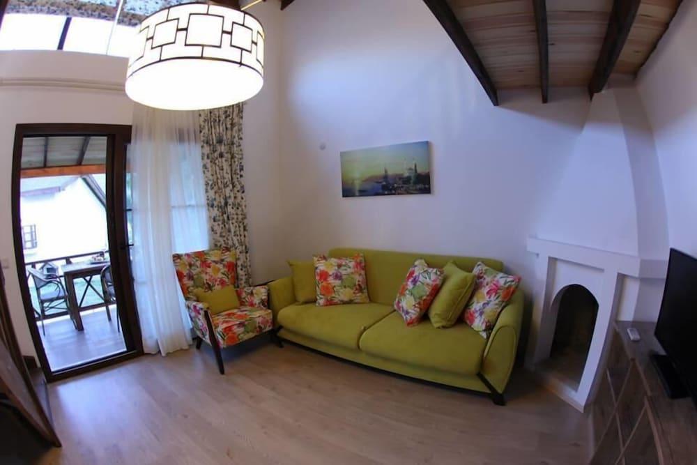Karaburun Mimoza Apart Hotel - Living Room