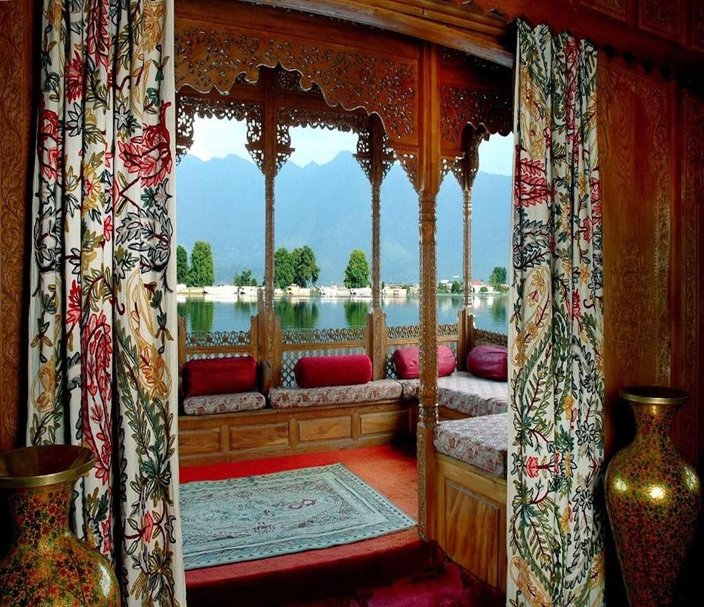 WelcomHeritage Gurkha Houseboats - Interior