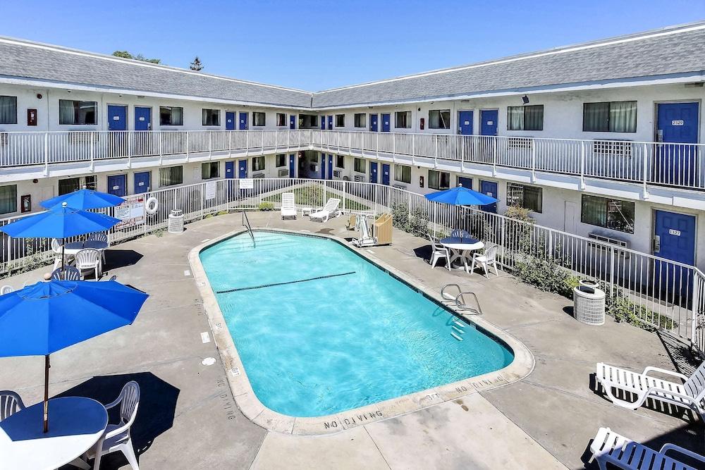 Motel 6 Oakland, CA - Airport - Outdoor Pool