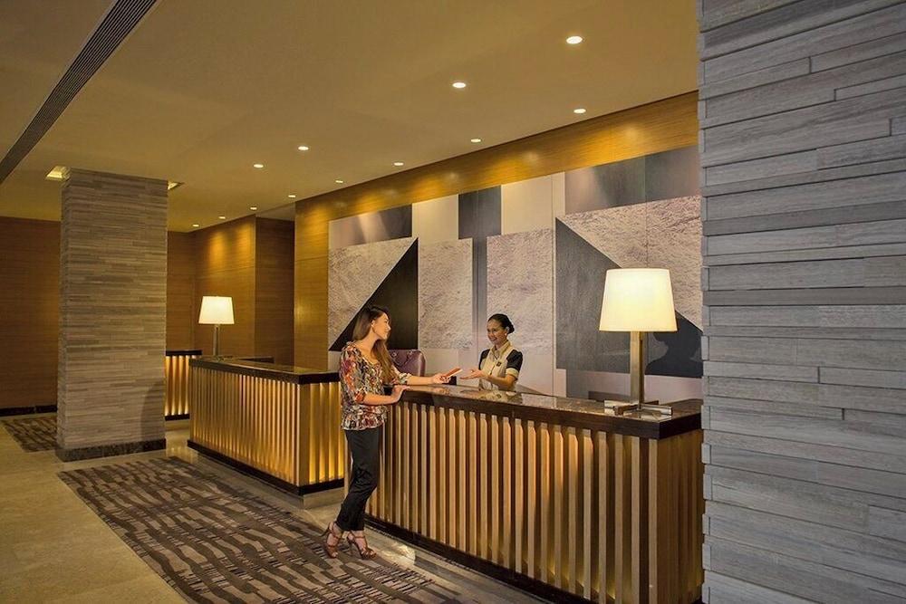 Holiday Inn & Suites Makati, an IHG Hotel - Lobby