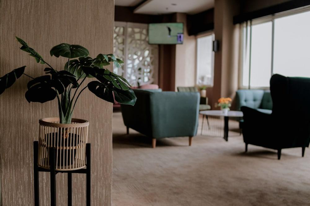 Padjadjaran Hotel Powered by Archipelago - Lobby Lounge