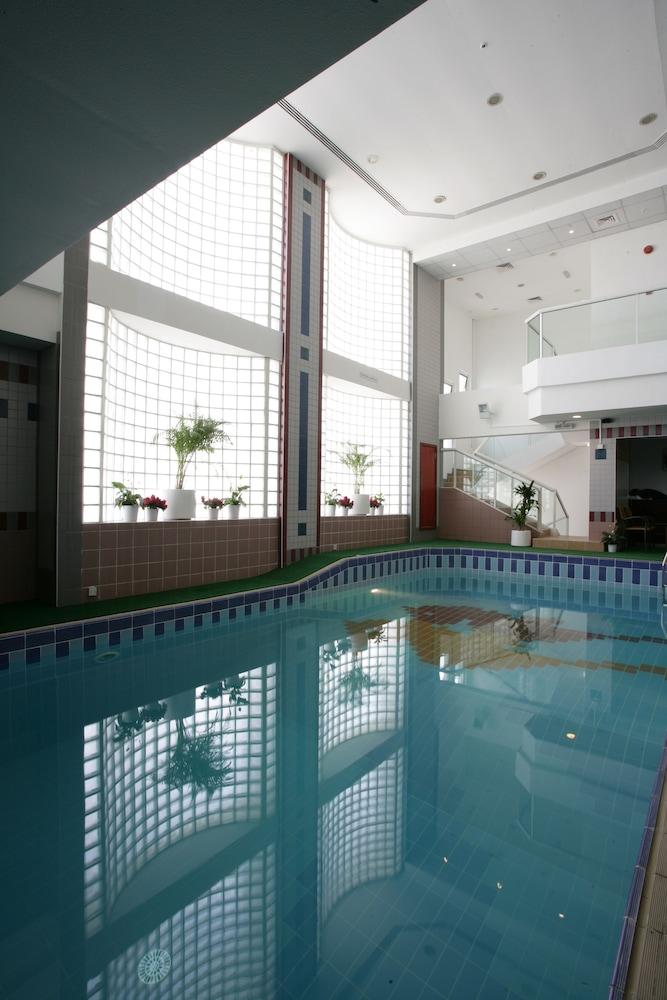 Ramada by Wyndham Beach Hotel Ajman - Indoor Pool