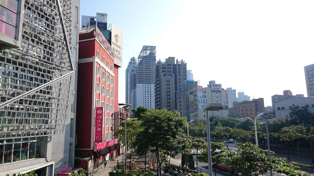 MRT Hotel - Property Grounds