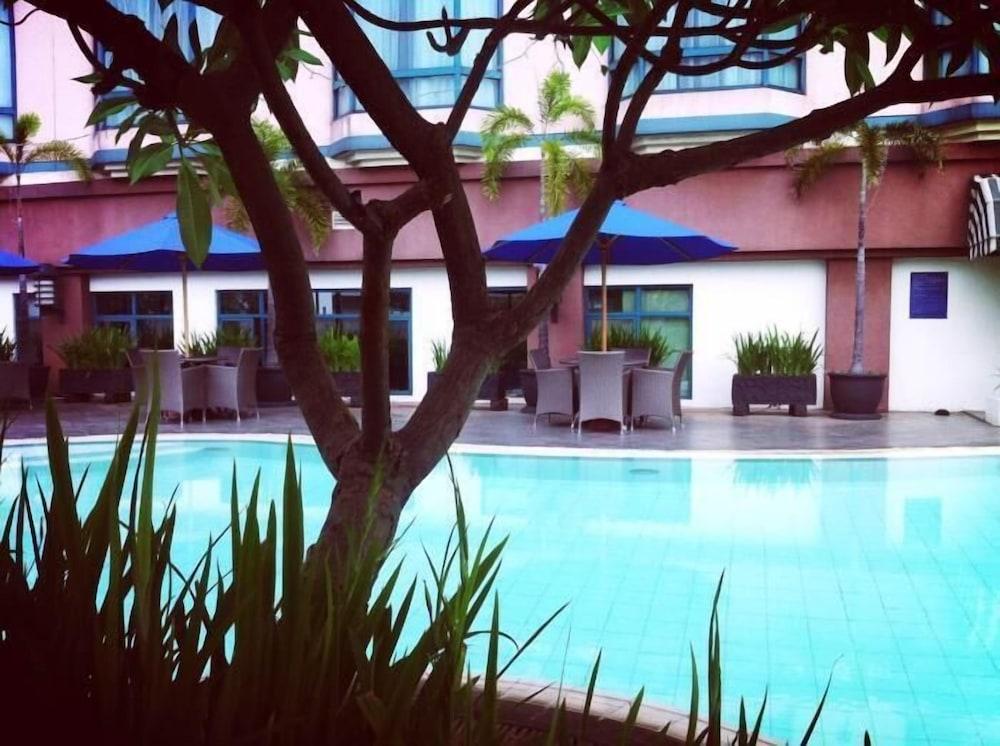 The Acacia Hotel Jakarta - Outdoor Pool