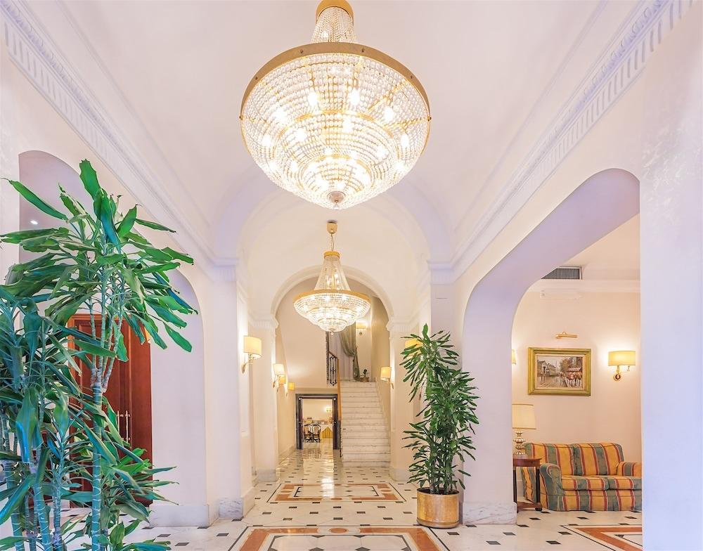 Raeli Hotel Lux - Interior Entrance