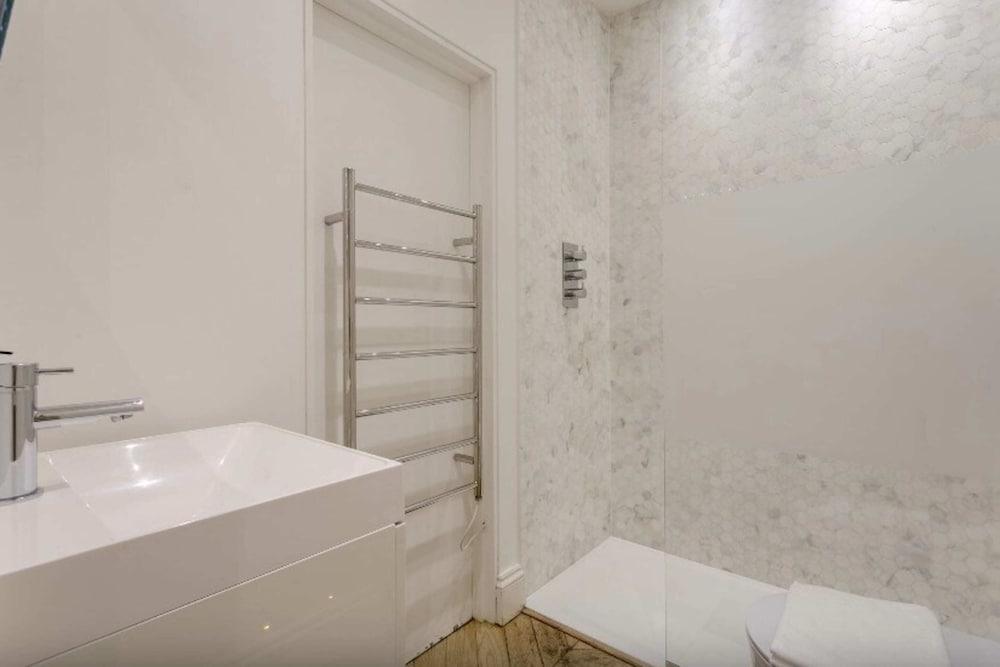 Elegant 1 Bedroom Apartment in South Kensington - Bathroom