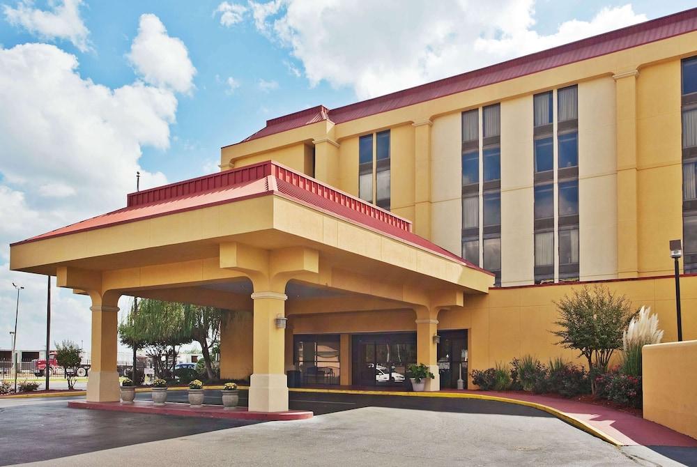 La Quinta Inn & Suites by Wyndham Memphis Airport Graceland - Featured Image