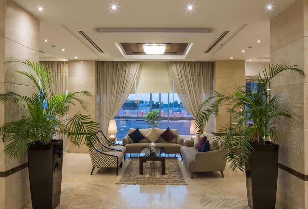 Naviti Warwick Al Khobar - Lobby Sitting Area