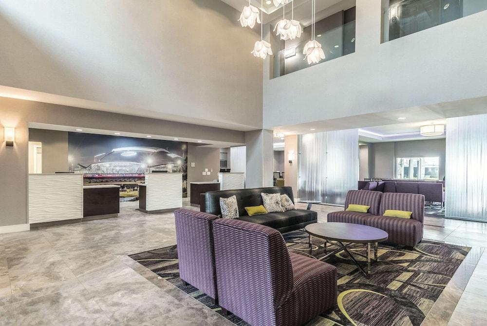 La Quinta Inn & Suites by Wyndham Arlington North 6 Flags Dr - Lobby