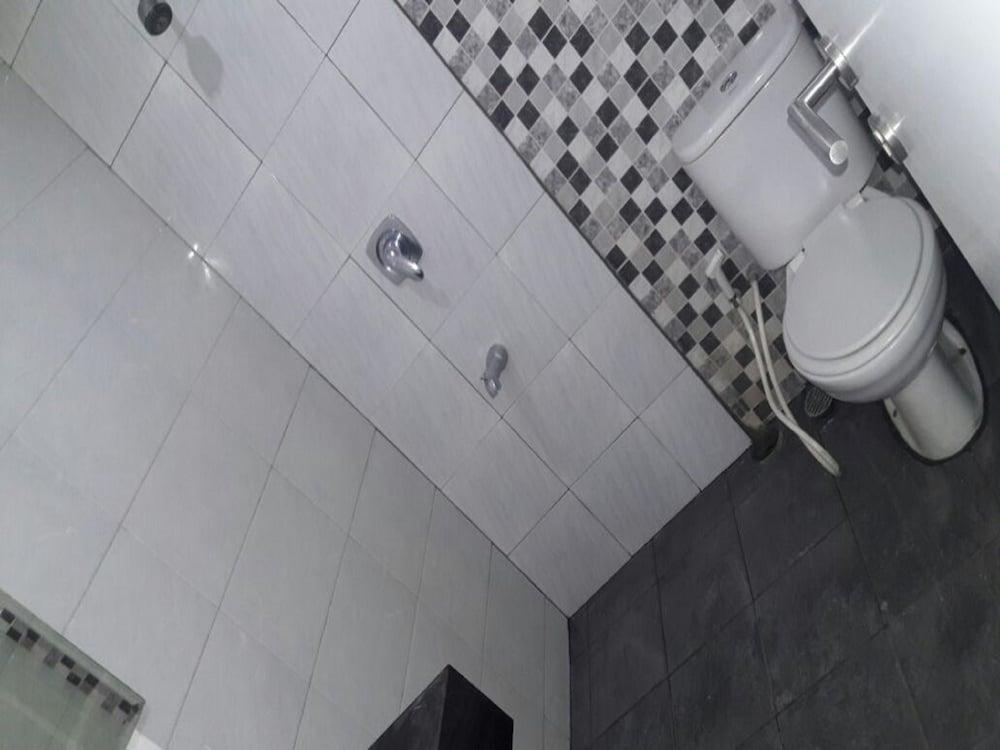 هوتل 88 كيدويا جاكارتا - Bathroom