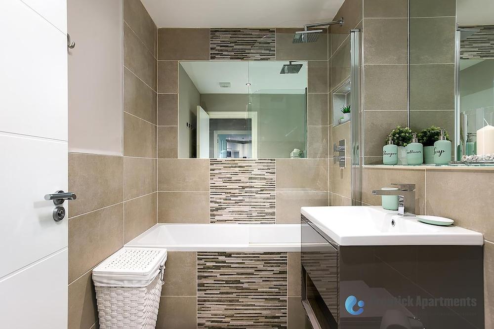 Green Diamond by Creatick Apartments - Bathroom