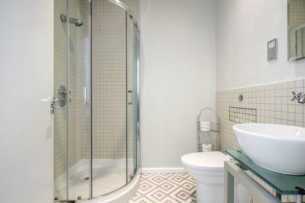 Roomspace Apartments -Princes House - Bathroom