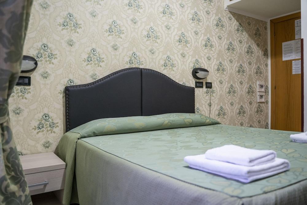 Hotel Ferrarese Roma - Room