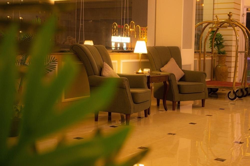 Rona Hotel - Lobby Sitting Area
