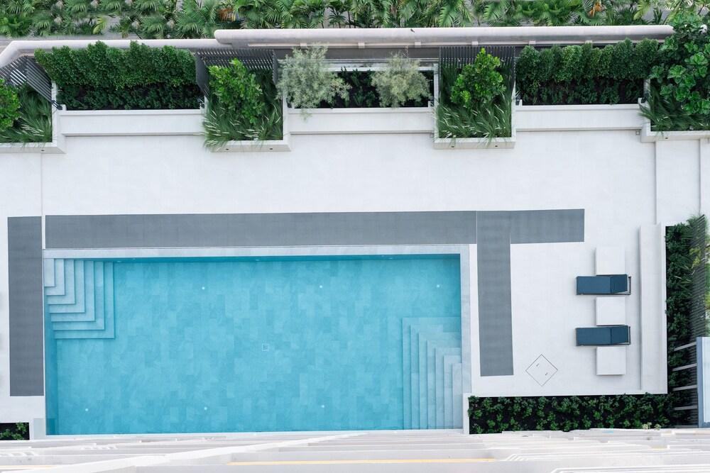 L.A.Tower Hotel - Outdoor Pool