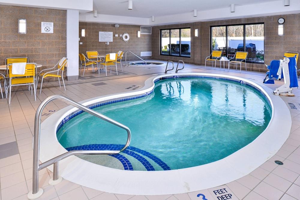 Fairfield Inn & Suites by Marriott Rochester West/Greece - Featured Image