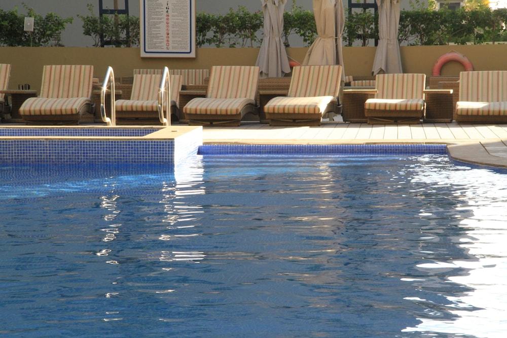 Gulf Suites Hotel Amwaj - Outdoor Pool