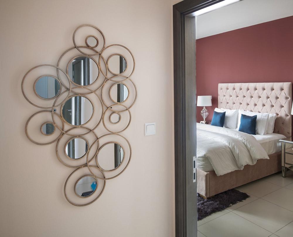 Luxury Staycation - Lofts East - Room